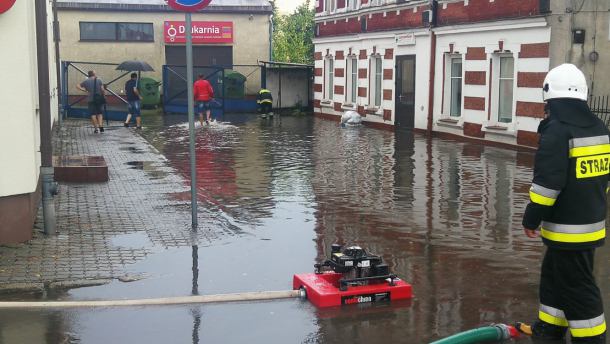 Ulewa w Bytowie. Zalane ulice i budynki (FOTO)