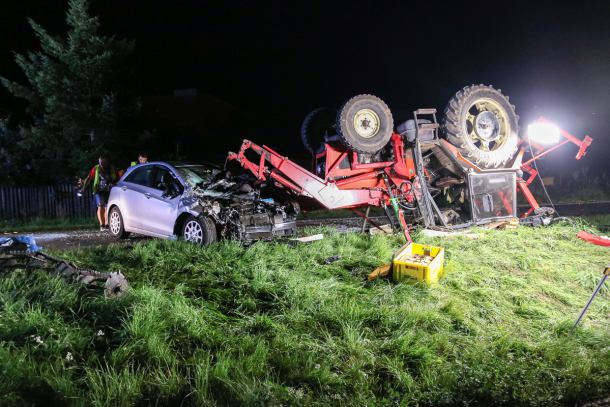 Dwie osoby poszkodowane w zderzeniu osobówki z ciągnikiem rolniczym na drodze Brusy - Chojnice
