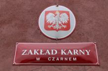 Kobieta schowała narkotyki w czapeczce dziecka i wniosła je do więzienia w Czarnem