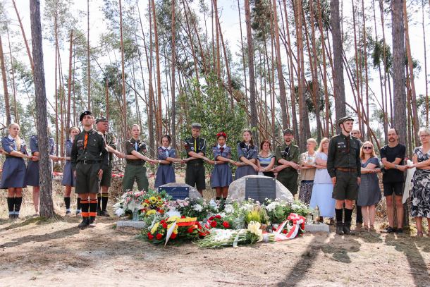 Upamiętnili zmarłe harcerki i bohaterską postawę mieszkańców Lotynia. W Suszku odsłonięto dwie tablice (FOTO)