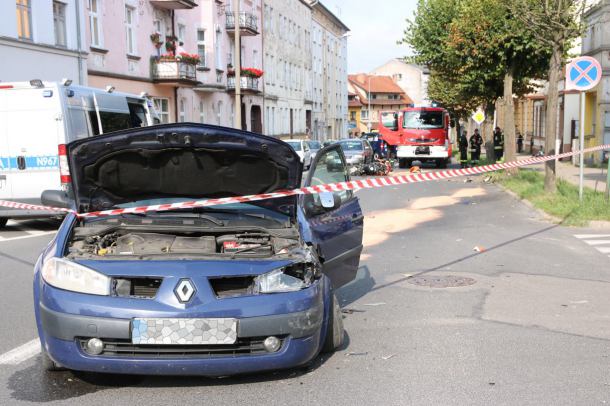 Zderzenie samochodu osobowego z motocyklem w centrum Chojnic