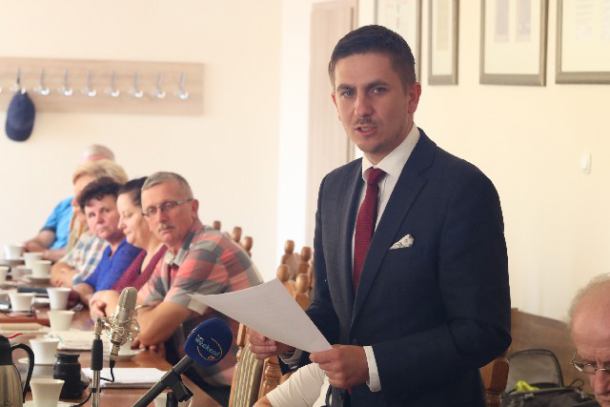 Radni z Debrzna obniżyli pensję burmistrzowi Wojciechowi Kallasowi