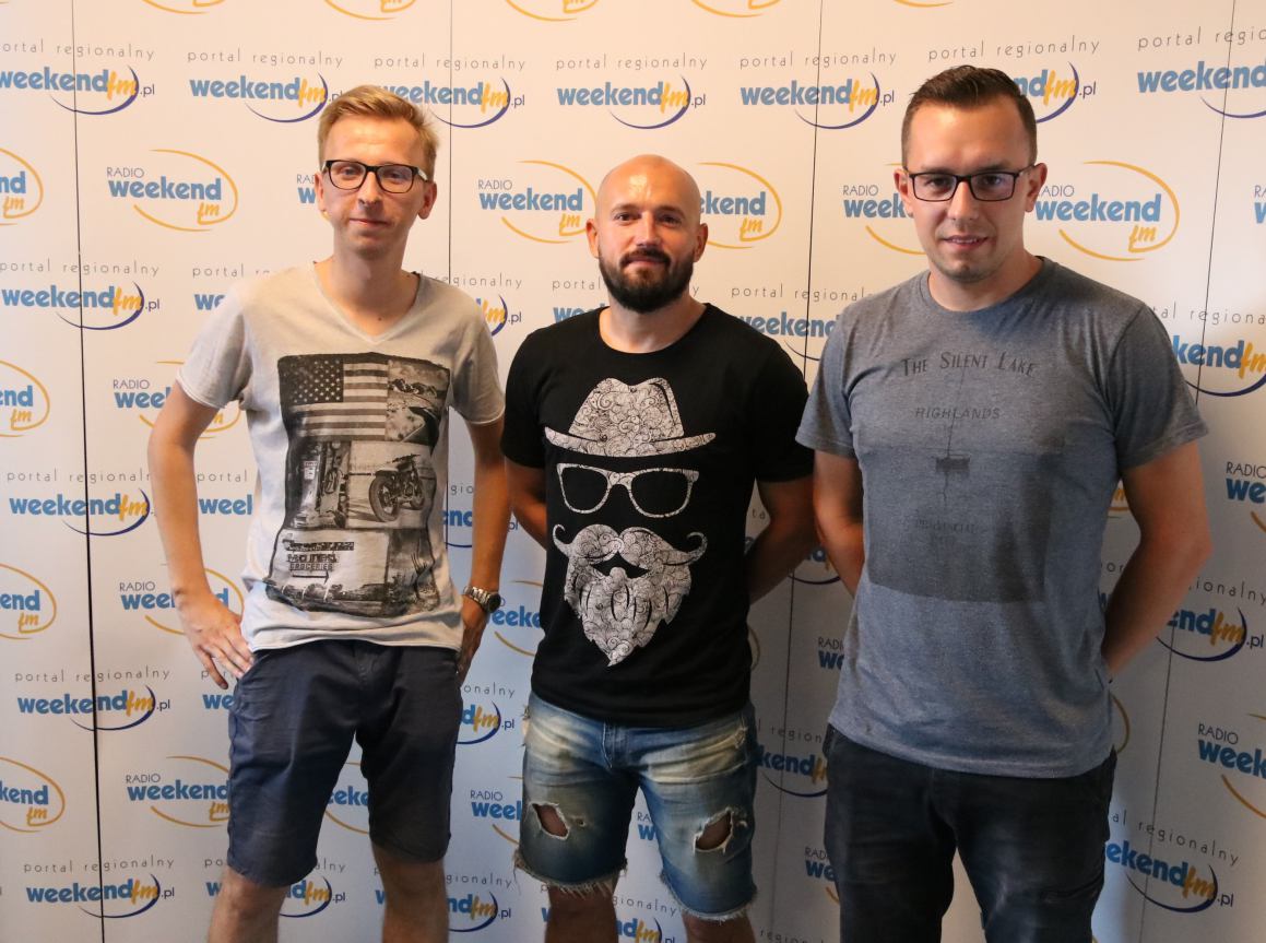 Mateusz Szwoch telefonicznie i Tomasz Foszmańczyk w studiu Weekend FM