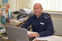 Policjant z Chojnic pomógł kobiecie, która zasłabła na ulicy w centrum miasta