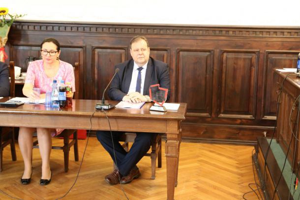 Starosta chojnicki z tytułem "Samorządowca 20-lecia", przyznanym przez Związek Powiatów Polskich