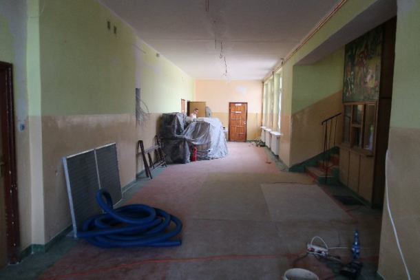 Przedłużył się remont szkoły w Wyczechach. Lekcje w szatni i wiejskiej świetlicy