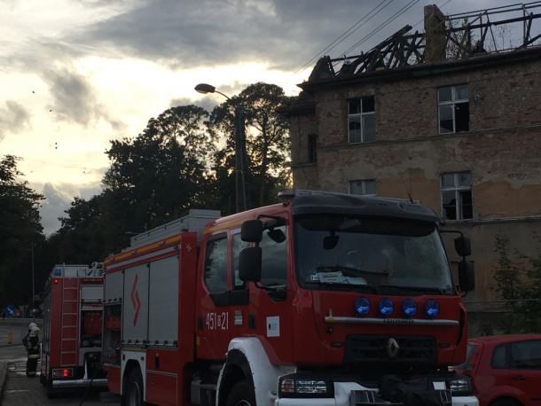 8 zastępów straży walczyło z pożarem pustostanu w centrum Kościerzyny