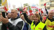 "Czerwona kartka dla minister Zalewskiej". Protest nauczycieli i związkowców Solidarności przed ministerstwem edukacji
