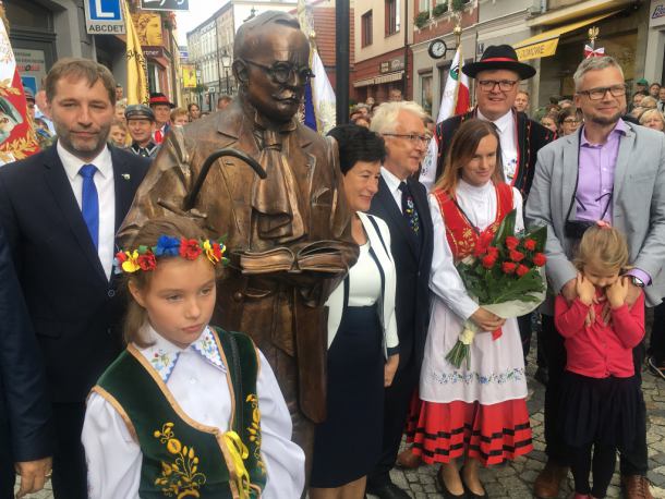 W centrum Kościerzyny stanęła nowa rzeźba. To pomnik Aleksandra Majkowskiego