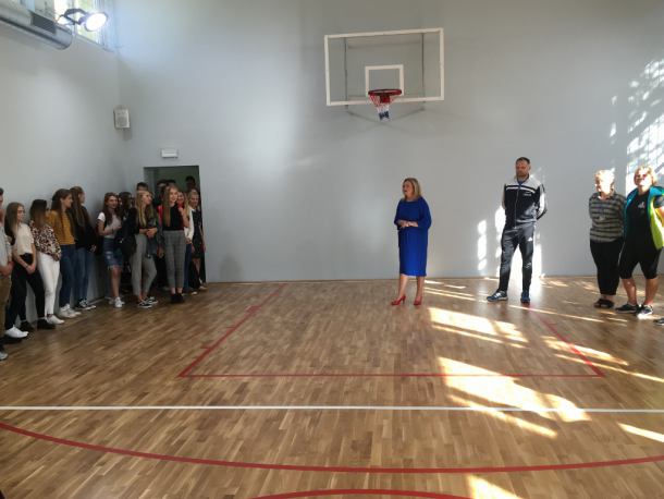 Uczniowie kościerskiego ogólniaka mogą już korzystać z nowo wyremontowanej sali gimnastycznej (FOTO)