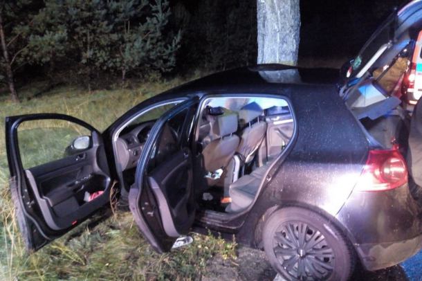 Samochód osobowy uderzył w drzewo. Dwie osoby poszkodowane (FOTO)