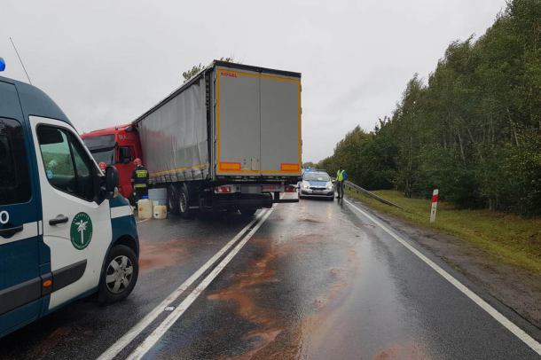Samochód z naczepą zablokował drogę krajową nr 22 w gminie Człuchów
