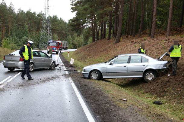 Dwie osoby poszkodowane w wypadku drogowym koło Gwieździna (FOTO)