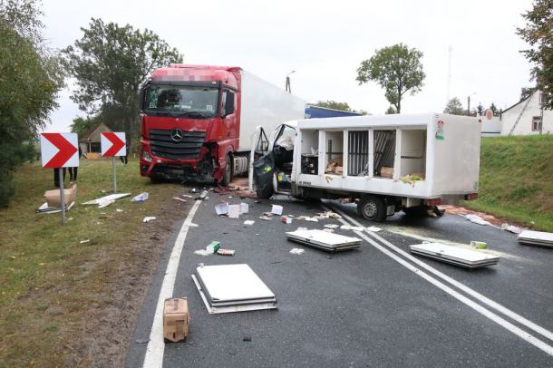 Zderzenie ciężarówki i dwóch aut dostawczych w Jęcznikach Wielkich (FOTO)