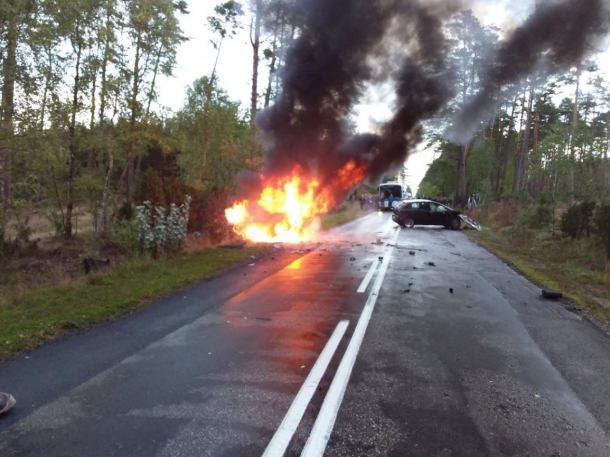 Zderzenie dwóch samochodów w Męcikale. Jeden z nich zapalił się