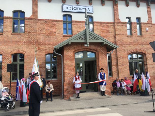 Niszczejący do niedawna budynek dworca PKP w Kościerzynie już po rewitalizacji (FOTO)