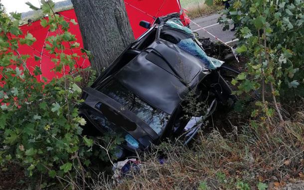 Śmiertelny wypadek w powiecie kościerskim. Auto uderzyło w drzewo