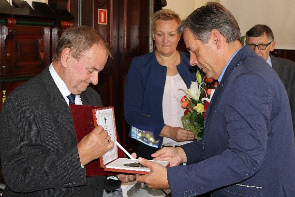 Edmund Hapka odebrał tytuł i medal dla Zasłużonego obywatela Chojnic