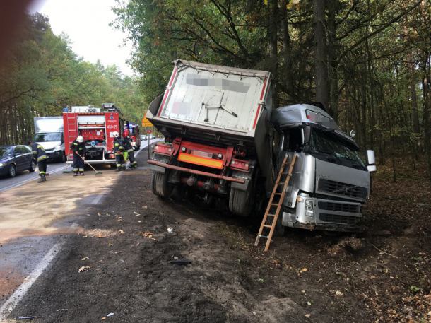 Zderzenie TIR-a z osobówką na trasie Kościerzyna - Łubiana