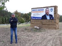 Ktoś zniszczył jeden ze słomianych billboardów kandydata na wójta gminy Człuchów Andrzeja Bachana