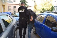 Chciał schować narkotyki pod samochodem. Policja zatrzymała 20-latka