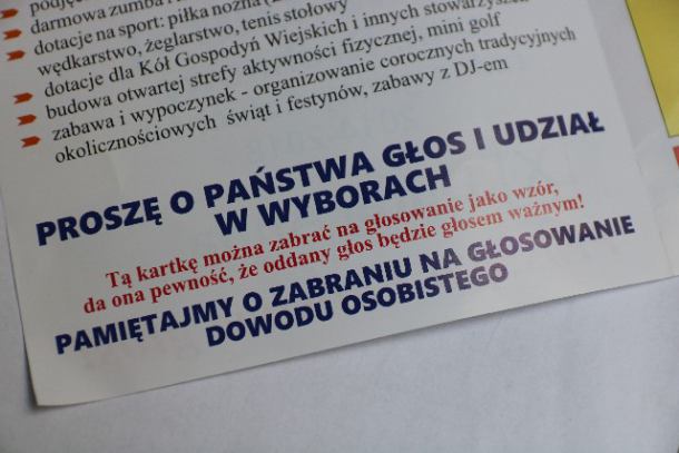 Czy ulotki jednego z komitetów z gminy Człuchów zachęcają do agitacji w lokalu wyborczym?