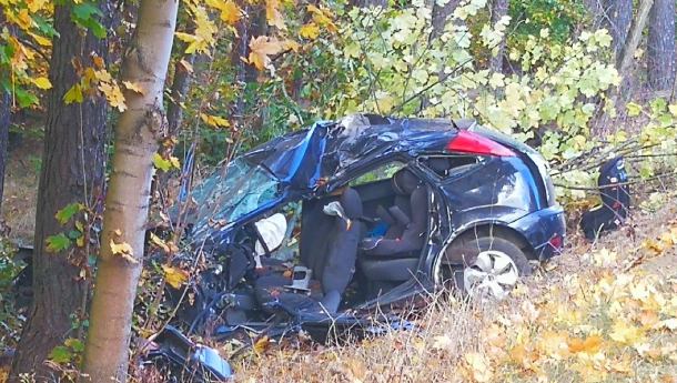 Tragiczny wypadek w powiecie bytowskim. Samochód osobowy uderzył w drzewo