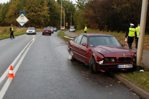 Bmw uderzyło w dwie latarnie w Bytowie. Samochód jedną latarnię ściął, na drugiej się zatrzymał (FOTO)