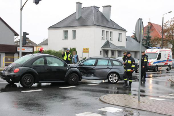 Zderzenie dwóch aut na ul. Gdańskiej w Chojnicach. Jedna osoba poszkodowana