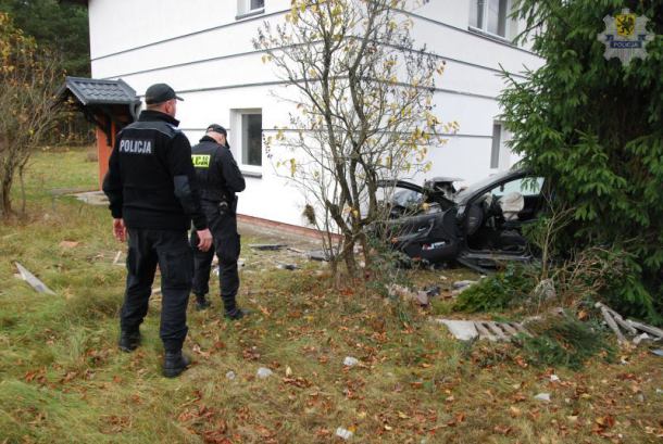 Staranował ogrodzenie, uderzył w budynek mieszkalny