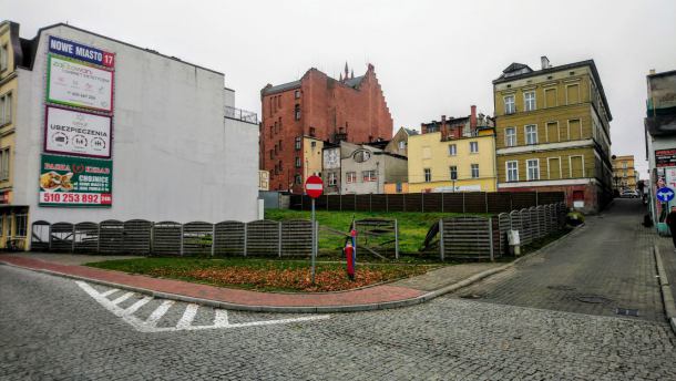 Akty wandalizmu w centrum Chojnic. Policja dostała nagranie z monitoringu