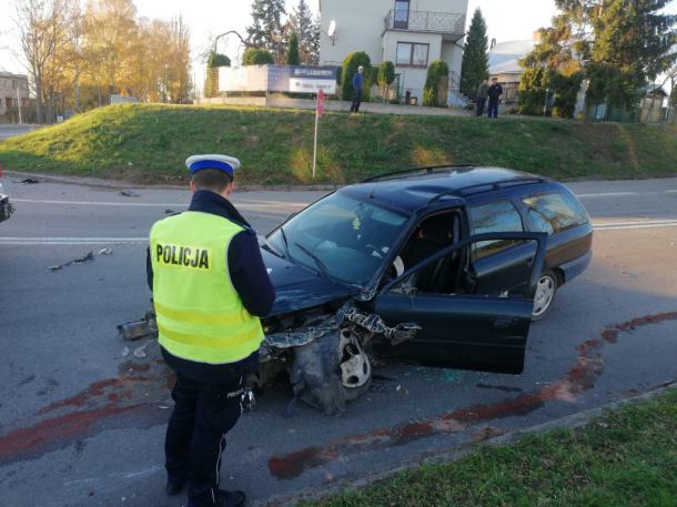 Tuchola: zderzenie trzech samochodów i autobusu. Sprawca był pijany (FOTO)