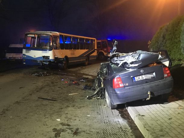 Zderzenie samochodu osobowego z autobusem w Grabowie Kościerskim