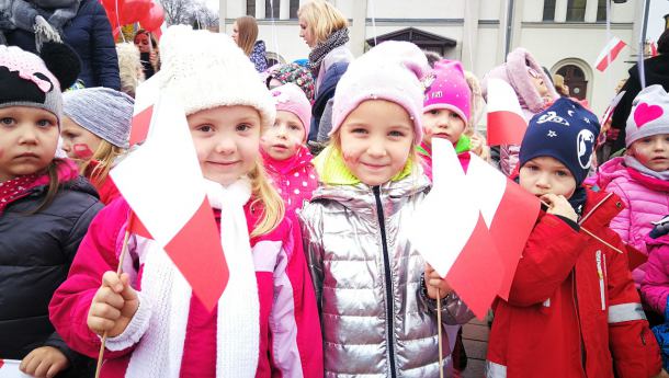 Dzieci z bytowskich przedszkoli i szkół wspólnie odśpiewały hymn Polski (FOTO, WIDEO)