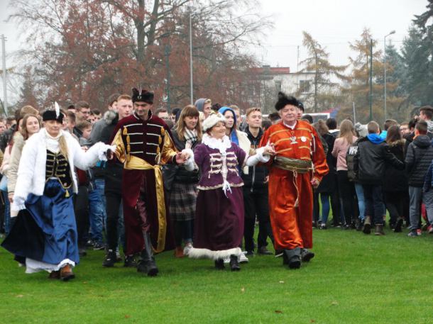 Prawie 1000 osób zatańczyło poloneza na stadionie miejskim w Sępólnie Krajeńskim