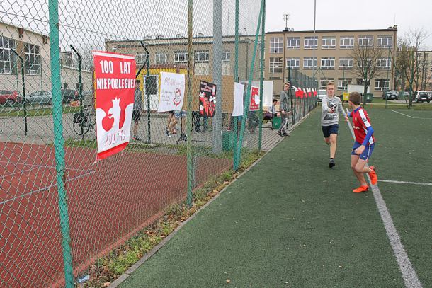 Uczniowie chojnickiego technikum na sportowo obchodzą setną rocznicę odzyskania przez Polskę niepodległości