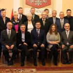 Po środowej sesji człuchowscy radni i burmistrz pozowali do pamiątkowego zdjęcia. Fot. Wojciech Piepiorka