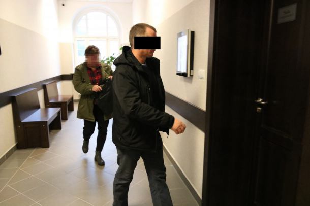 "To był wypadek. Nie zauważyłem pociągu". Sprawa zderzenia śmieciarki z szynobusem w gminie Debrzno nadal bez wyroku 