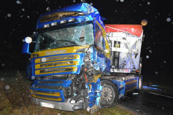 Najpierw zderzenie ciężarówek, potem czterech pojazdów. Dwa wypadki w powiecie kościerskim