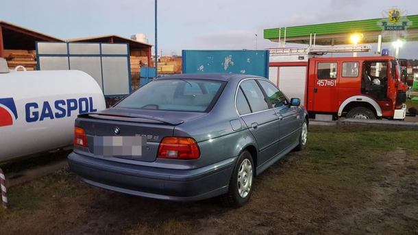 Pożar auta przy stacji benzynowej w Wielu, w gminie Karsin