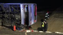 &bdquo;Tragiczna sytuacja&rdquo;. Dwie osoby nie żyją, 23 trafiły do szpitali po wypadku autobusu na Dolnym Śląsku