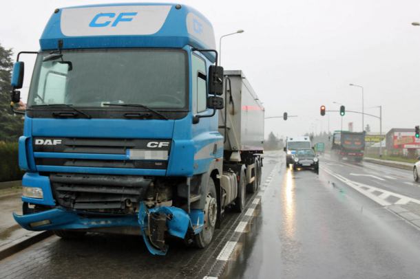 Chojnice: samochód ciężarowy uderzył w tył osobówki