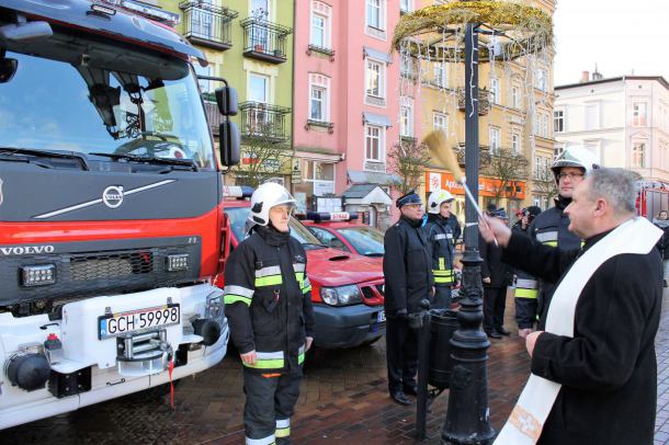 Uroczyste przekazanie 4 pojazdów strażackich w Chojnicach