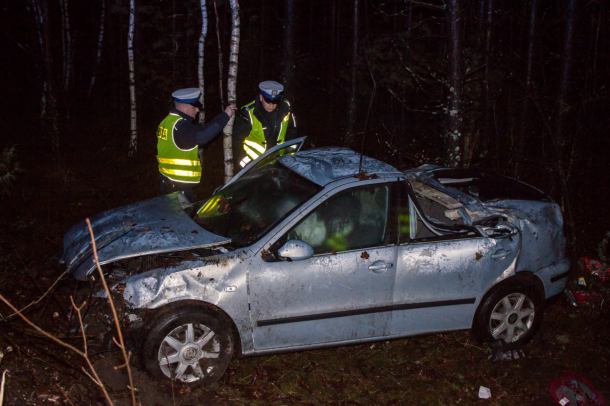 Wypadek na drodze Chojnice-Brusy. Samochód wypadł z drogi i dachował w rowie (FOTO)