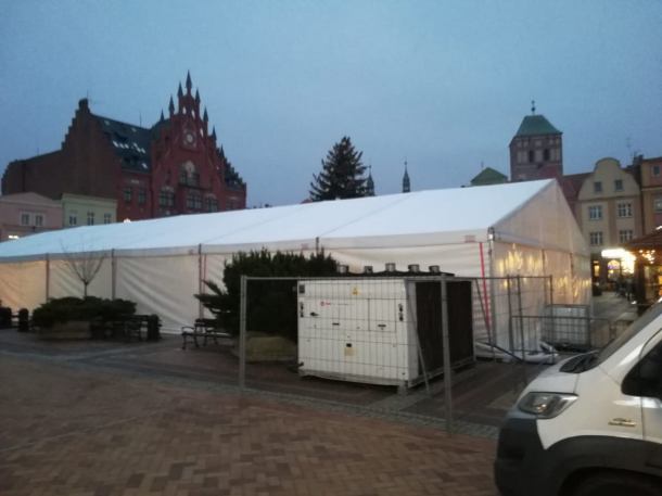 Chojnicki ratusz przeprasza za niedogodności związane z instalacją na rynku lodowiska