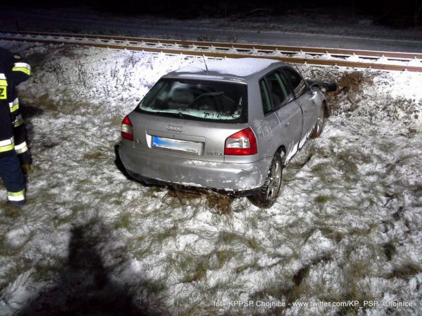 Audi wypadło z drogi na trasie Chojnice-Brusy. Jedna osoba poszkodowana