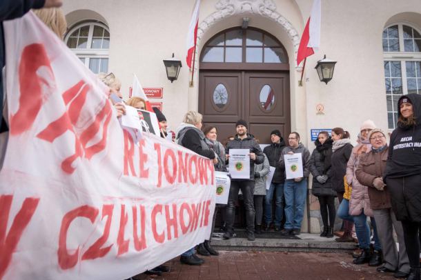 "Dość pracy za grosze". Protest pracowników administracyjnych Sądu Rejonowego w Człuchowie