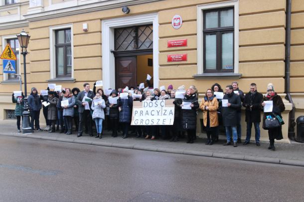 Pracownicy administracyjni chojnickiego sądu włączyli się do protestu