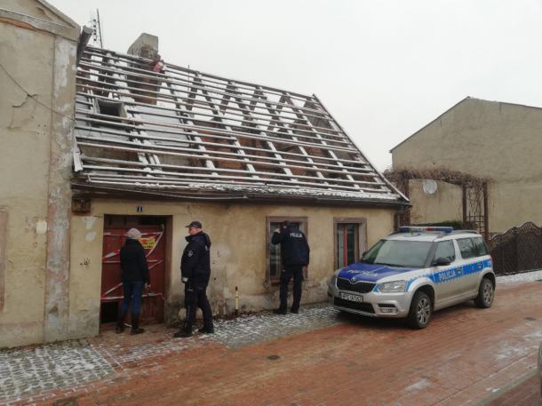 Policjanci w naszym regionie reagują na sygnały o bezdomnych. W Tucholi uratowali życie 56-latkowi