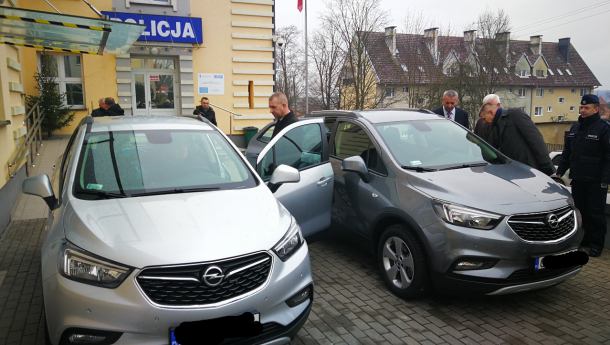 Cztery nowe samochody trafiły do bytowskiej policji (FOTO)